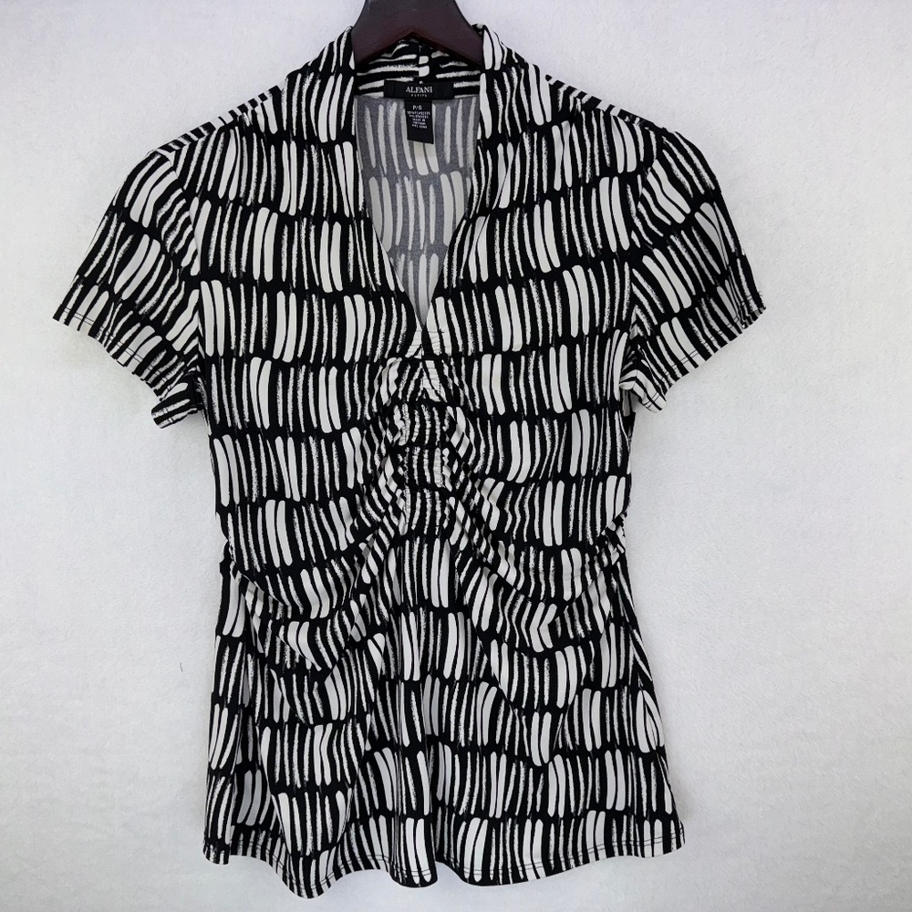 Alfani Ladies Blouse Sz S/P Ruched front and sides short sleeve V-Neck